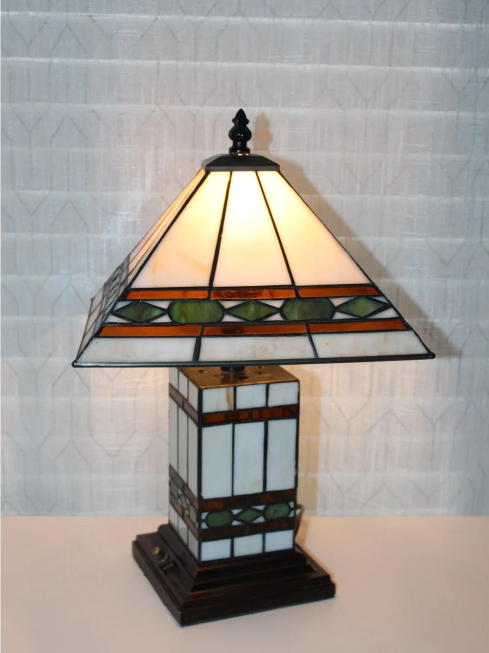 Tiffany-style Stained Glass Table Lamp in White, Green & Amber - Picture 6 of 10